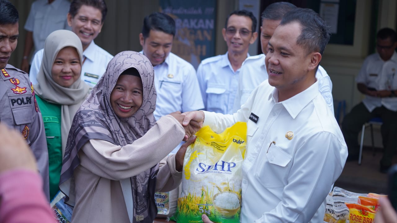 Penyerahan Beras SPHP oleh Wabup Gerry Trisatwika